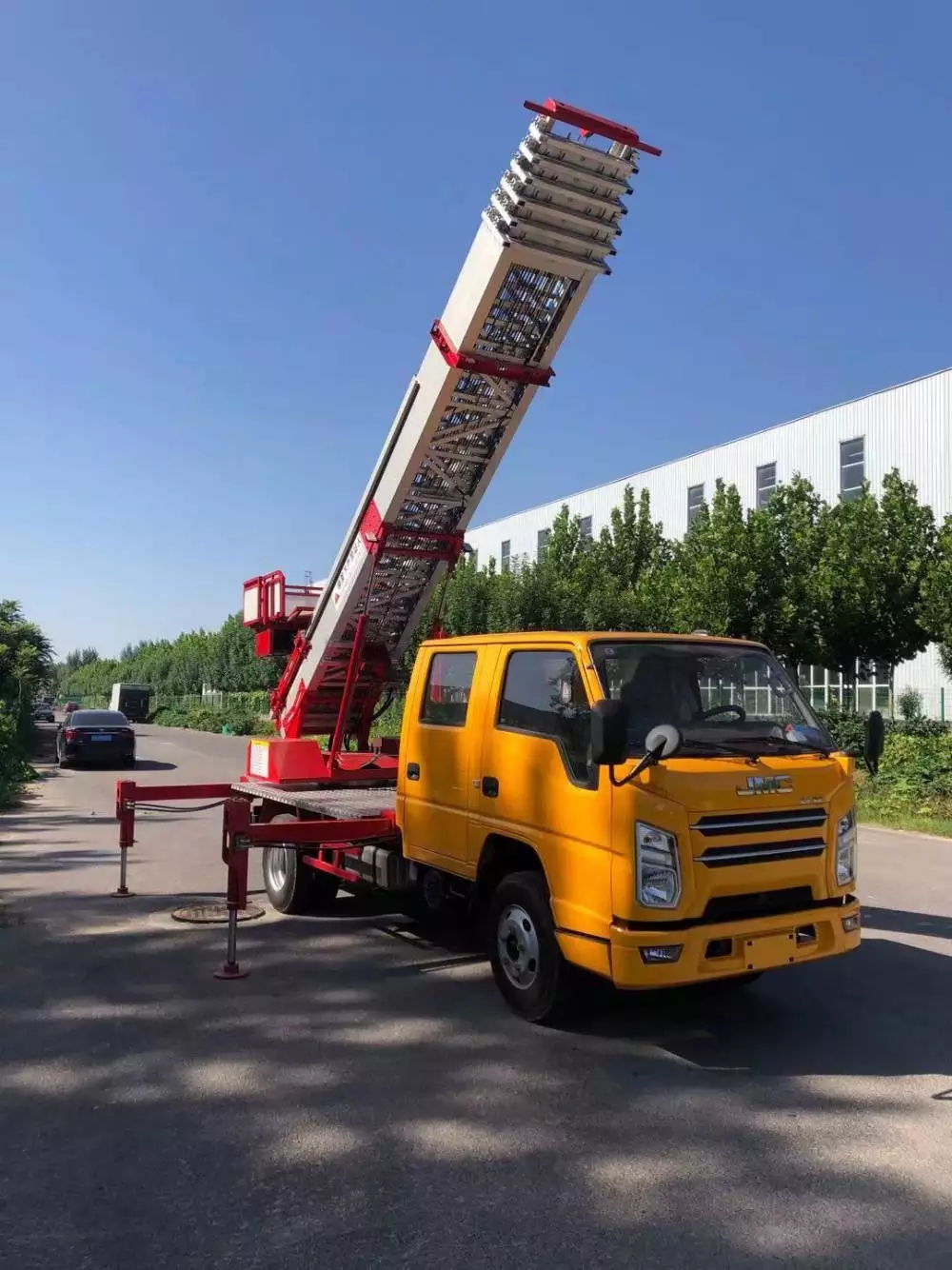 烟台牟平附近的云梯车出租服务：轻松解决高空作业需求